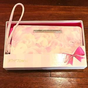 🌸 Betsey Johnson Blush Floral Wallet Wristlet 🌸